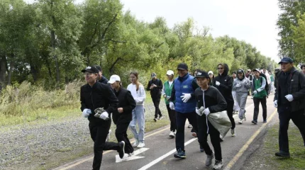 Бегом на экоакцию: молодежь Астаны собрала мусор во время пробежки в лесополосе