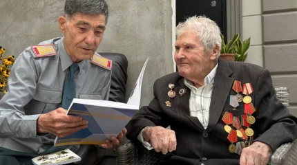 В Алматы почтили 99-летие ветерана войны Леонида Подколзина