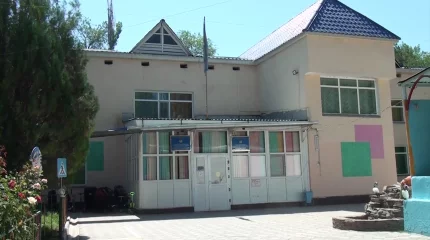 Балабақша тәрбиешісі бүлдіршіннің  басын жарды