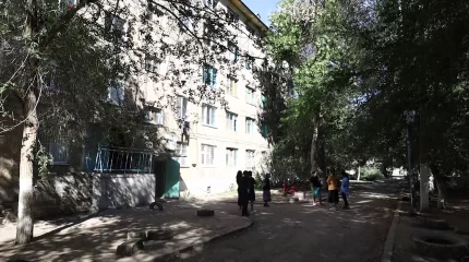 100 актюбинских семей не могут добиться расселения из аварийного дома