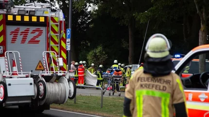 Автомобиль врезался в толпу у кладбища в Германии