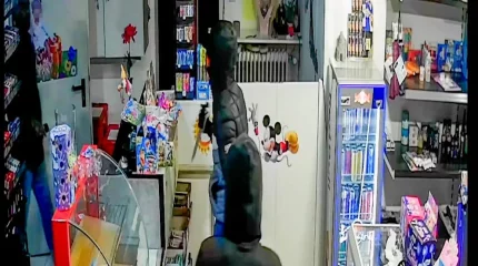 В Германии владелец магазина запер грабителей с ножом внутри