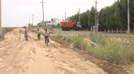 "Весной здесь грязь, дети в школу не могут дойти": актюбинцы пожаловались на плохие дороги