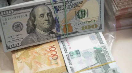 Доллар и рубль подорожали перед длинными выходными