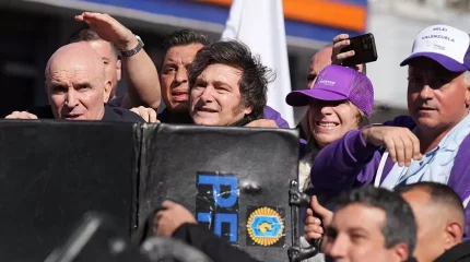 Президента Аргентины закидали камнями