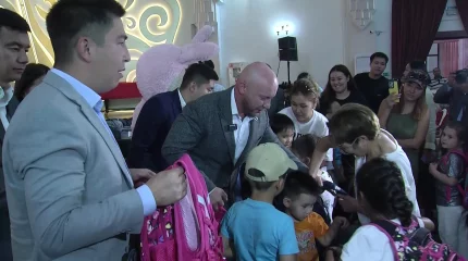 Алматылық 200 оқушы мектепке қажетті құрал-сайманмен қамтамасыз етілді