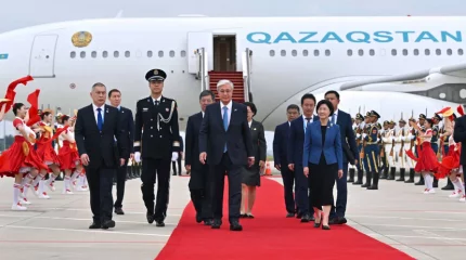 Токаев прибыл в Тяньцзинь для участия в саммите ШОС