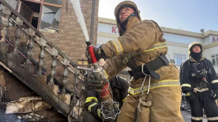 Раскалённые металлоконструкции обрушились при тушении пожара на СТО в Алматы