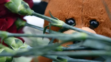 Школьница умерла из-за жары на линейке