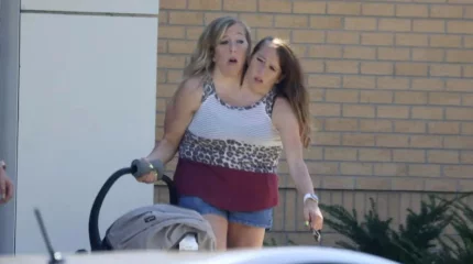 Самые известные сиамские близнецы родили ребёнка