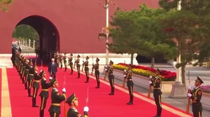 Президент Тяньаньмэньдегі әскери парадты тамашалады