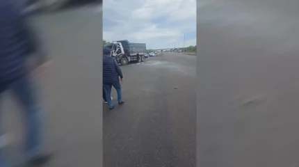 Зерновоз протаранил автобус в Костанайской области