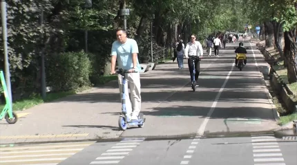Алматыда электрсамокат мінген екі қызды автобус қағып кетті