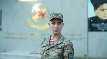 Сарбаз бес тілді меңгерген