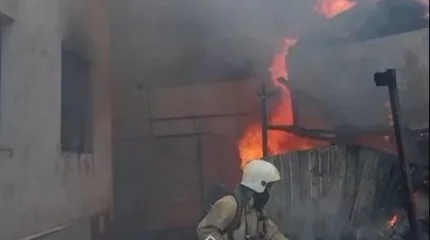 Алматыда үш қабатты ғимарат шатырындағы өрт 200 шаршы метр аумақты шарпыды