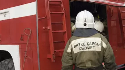 Қостанайда құтқарушылар түтін басқан пәтерден анасы мен оның екі баласын алып шықты