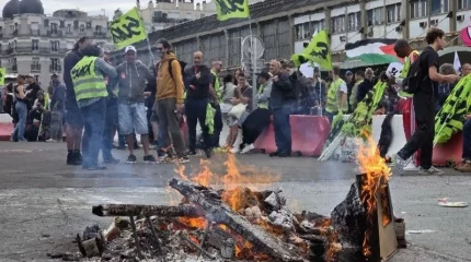 Францияда 34 полиция қызметкері жарақат алды