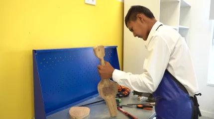 Түркістандық оқушылар ағаштан ұлттық бұйымдар жасап жүр