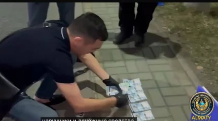 Алматыда азаматтардан ақша бопсалады деген күдікке ілінген жалған полицейлер ұсталды