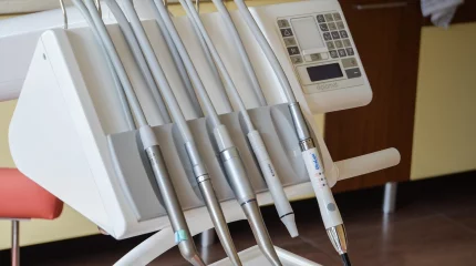 Казахстан приостановил использование пенсионных излишков на стоматологию