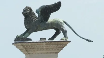 Крылатый лев – символ Венеции – оказался «Made in China»