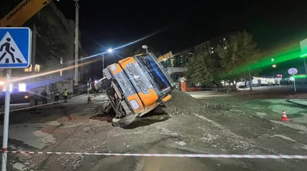 В Семее внедорожник провалился в яму на месте дорожных работ