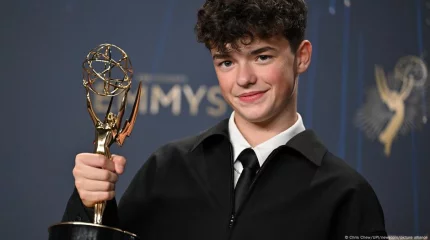 Объявлены победители премии «Эмми-2025»: рекорд «Киностудии», драма «Больница Питт» и прорыв «Переходного возраста»