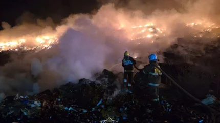 Сильный пожар на мусорном полигоне под Алатау тушат вторые сутки