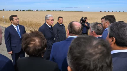 Қасым-Жомарт Тоқаев Ақмола облысында шығарылатын ауыл шаруашылығы өнімдерінің көрмесін аралап көрді