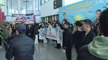 Чемпионов мира по боксу торжественно встретили в аэропорту Астаны
