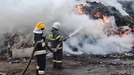Пожар на полигоне ТБО в Алматинской области: тушение осложняют изменчивый ветер и глубинное тление