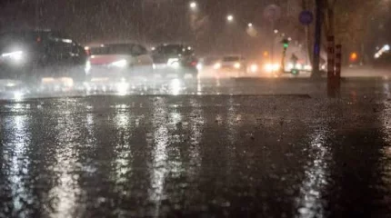 Алматыда нөсер жауын салдарынан жол опырылып, 13 көлікке зақым келген