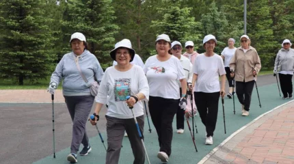 Осенний сезон скандинавской ходьбы для пенсионеров стартовал в Астане