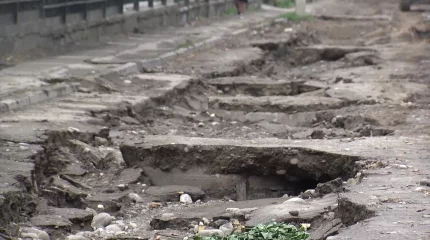 Алматыда жаңбыр суы асфальтты қопарып кетті