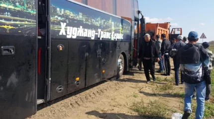 Автобус с иностранцами сломался на трассе в Костанайской области