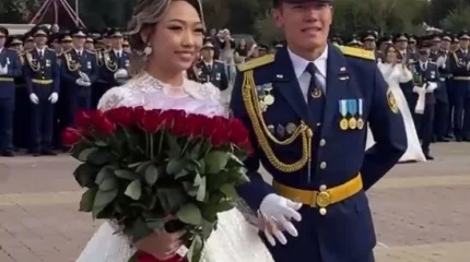 Военный лётчик сделал предложение девушке прямо на выпускном (ВИДЕО)