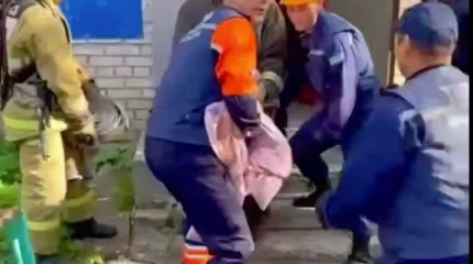 В Костанае спасатели эвакуировали двух человек из задымлённой квартиры (ВИДЕО)