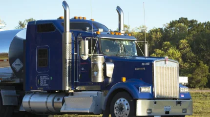 Трамп дәрі-дәрмек, ауыр жүк көліктері мен жиһаздарға баж салығын енгізбек