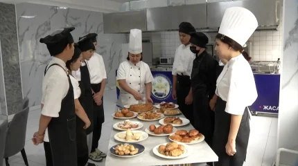 Профессия, которая всегда в цене: алматинка рассказала почему выбрала работу поваром