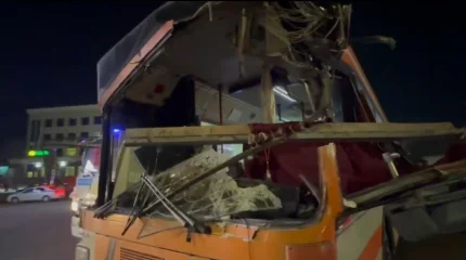 B Семее манипулятор задел автобус с пассажирами: трое пострадавших