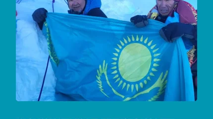 Қазақстандық альпинист 8163 метр биіктікте көк байрақты желбіретті