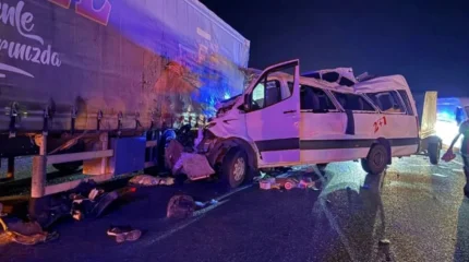 Түркияда шағын автобус жүк көлігімен соқтығысып, үш адам көз жұмды