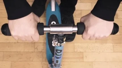 Сотрудники МЧС распилили самокат, чтобы спасти костанайскую девочку