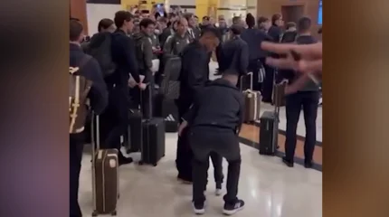 Жанкүйерлер «Реал Мадрид» жайғасқан қонақүйді қоршап алды