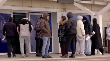 Новые правила получения номерных знаков для авто: в спеццоне Алматы образовались огромные очереди