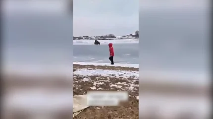 Инспекторлар мінген квадроцикл мұз астына құлап кетті