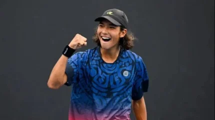 Казахстанский теннисист Амир Омарханов пробился в четвертьфинал турнира в Испании