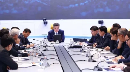 Олжас Бектенов сарапшылармен ел экономикасын дамыту жолдарын талқылады