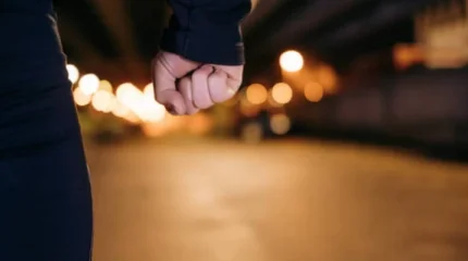 Күшікті 5-қабаттан лақтырып жіберген ер адамды белгісіз біреулер соққыға жықты