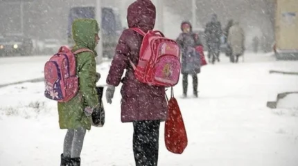Сильный снегопад в Астане: школьники на дистанционке, тысячи рабочих на уборке